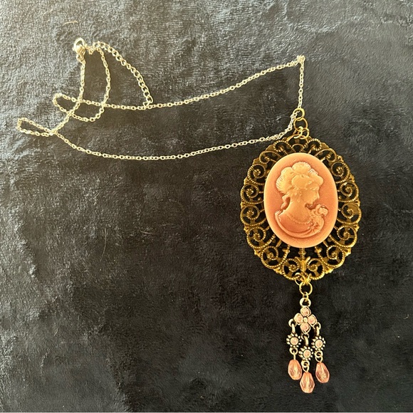 Handcrafted pink iridescent Victorian lady cameo pendant on chain necklace - Picture 7 of 7